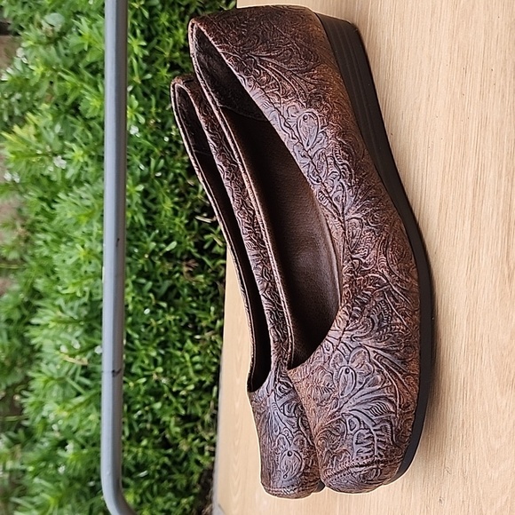 Yuu Women's Flats, Impress Brown Floral Embossed Loafers Size 5.5 - Picture 1 of 11